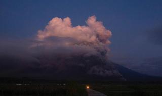 塞梅鲁火山发生大规模喷发